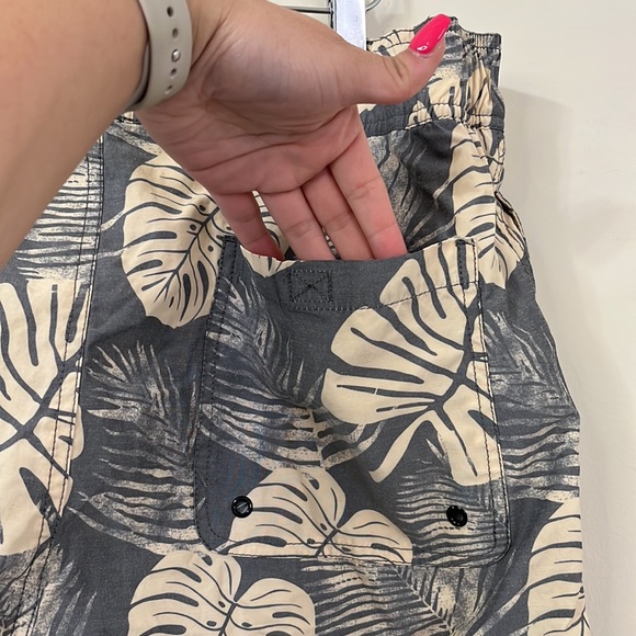 Quiet Storm Men's 8" Inseam Banana Leaf Bathing Suit Size 36 - Picture 9 of 11